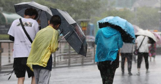'어서와 한국의 비바람은 처음이지?'      (서울=연합뉴스) 류영석 기자 = 중부지방을 중심으로 장맛비가 내린 28일 서울 종로구 청계광장에서 우산을 쓴 관광객들이 비바람을 견뎌내며 걸어가고 있다. 2019.7.28      ondol@yna.co.kr  (끝)